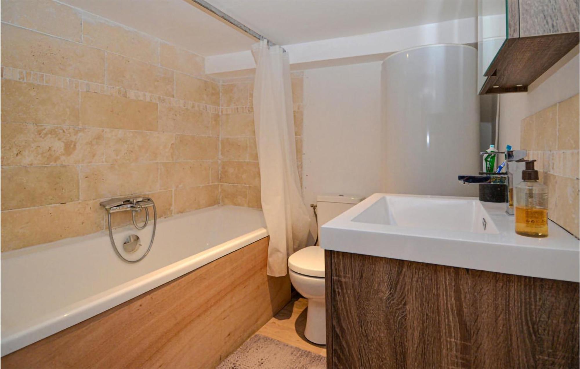 Awesome Apartment In Pujaut With Swimming Pool Eksteriør bilde