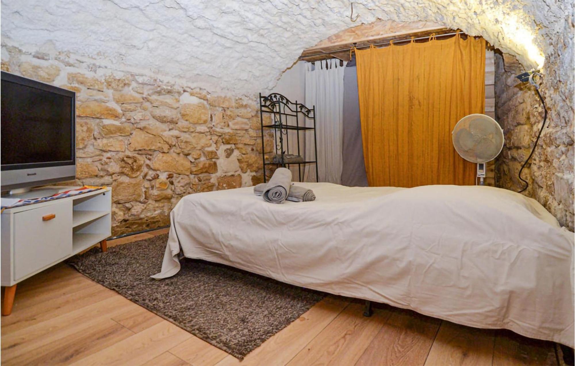 Awesome Apartment In Pujaut With Swimming Pool Eksteriør bilde
