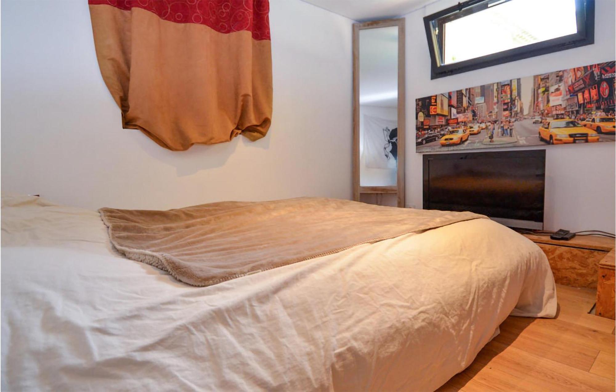 Awesome Apartment In Pujaut With Swimming Pool Eksteriør bilde